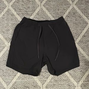 Lululemon Men’s 5” Bowline Shorts Dark Gray Sz M